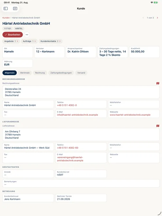 Kundendatensatz „Härtel Antriebstechnik GmbH“ mit einem Streifen aus Ort, Vertreter, Ansprechpartner, Zahlungsbedingungen, Kreditlimit und Währung, darunter die Reiter Allgemein bis Versand sowie Rechnungs- und Lieferadresse mit antippbarer Telefonnummer und E-Mail-Adresse
