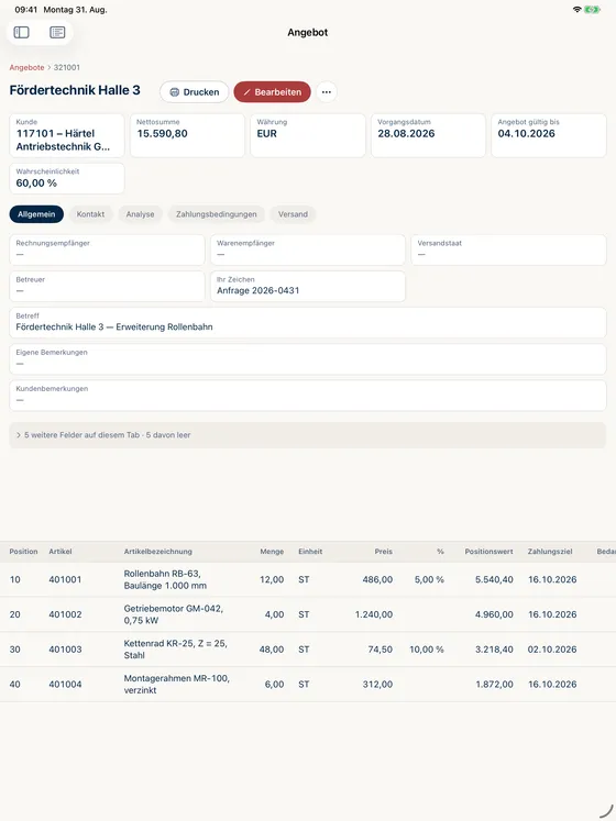 Angebot 321001 „Fördertechnik Halle 3“ über 15.590,80 EUR mit Wahrscheinlichkeit 60 Prozent, darunter vier Positionen mit Artikelnummer, Menge, Preis, Rabatt und Positionswert